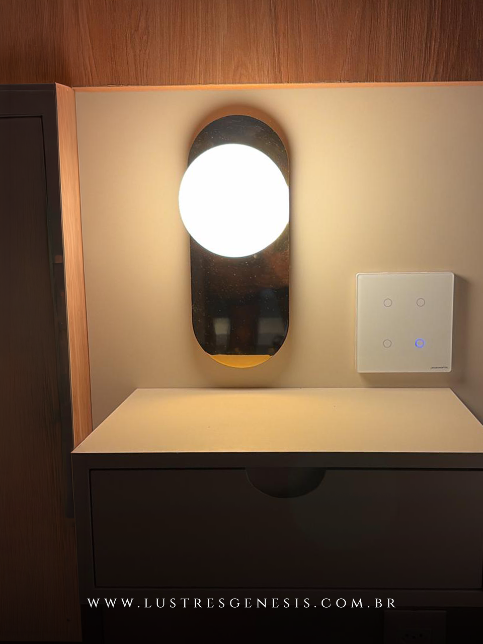 Arandela moderna dourada com globo leitoso, ideal para quarto e lavabo. Lustres Gênesis loja online de Lustres e Iluminação Decorativa